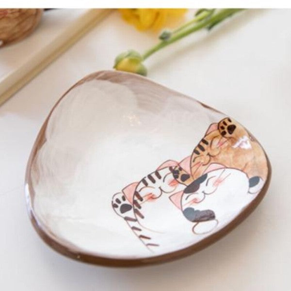 Three Friendly Cats Rounded Triangle Plate – Made in Japan Craft Nanpuu