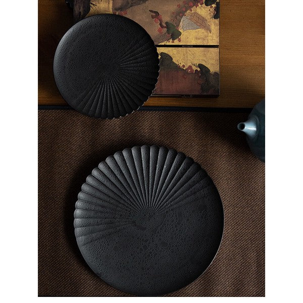 Black Bubble Glaze Half-Chrysanthemum Plate 16.5 cm – Made in Japan Craft Nanpuu