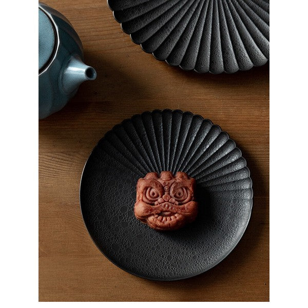 Black Bubble Glaze Half-Chrysanthemum Plate 16.5 cm – Made in Japan Craft Nanpuu