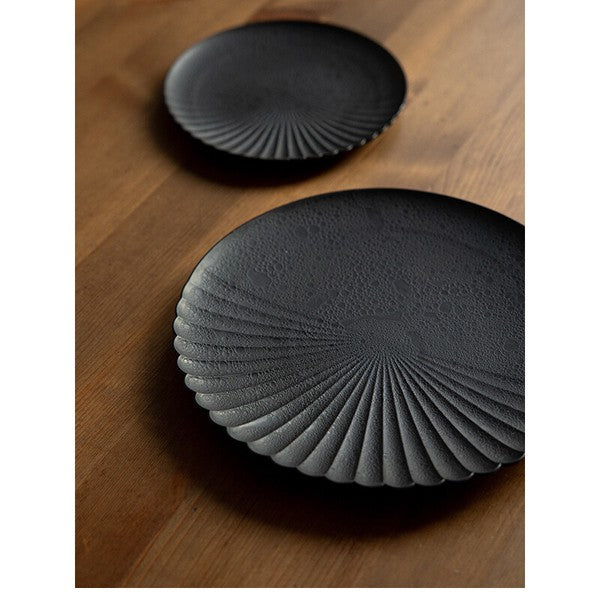 Black Bubble Glaze Half-Chrysanthemum Plate 16.5 cm – Made in Japan Craft Nanpuu