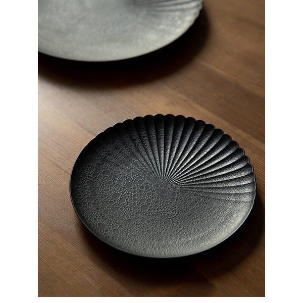 Black Bubble Glaze Half-Chrysanthemum Plate 16.5 cm – Made in Japan Craft Nanpuu