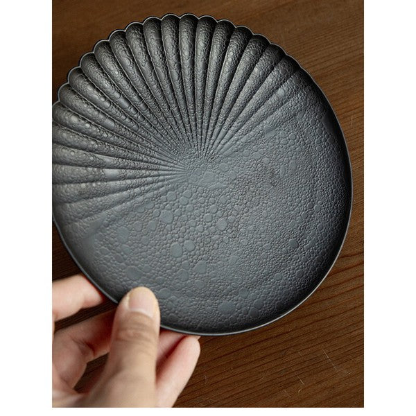 Black Bubble Glaze Half-Chrysanthemum Plate 16.5 cm – Made in Japan Craft Nanpuu