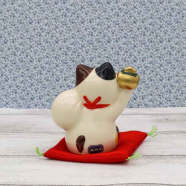 Yakushigama maneki neko lucky cat treasure bag closeup #7893