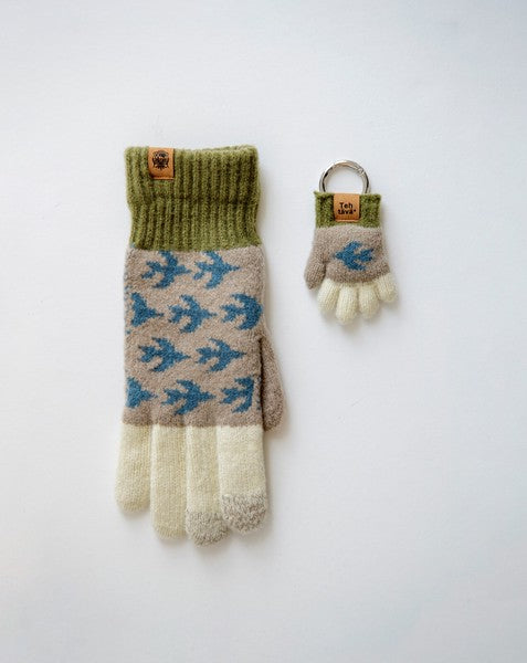 Testava mini glove key charm with matching glove detail