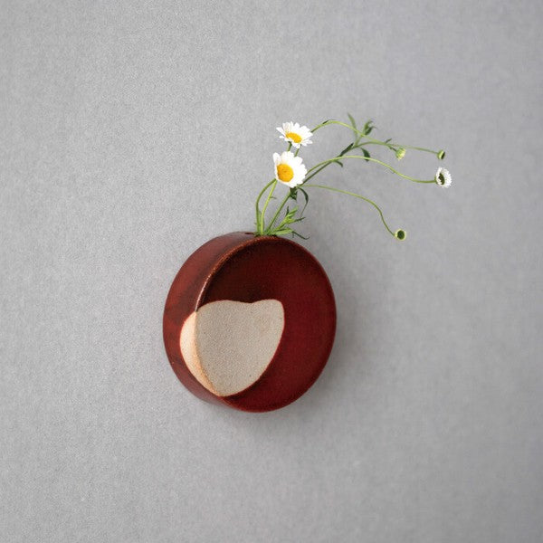 Bengara Taiko hanging flower vase displayed with flowers