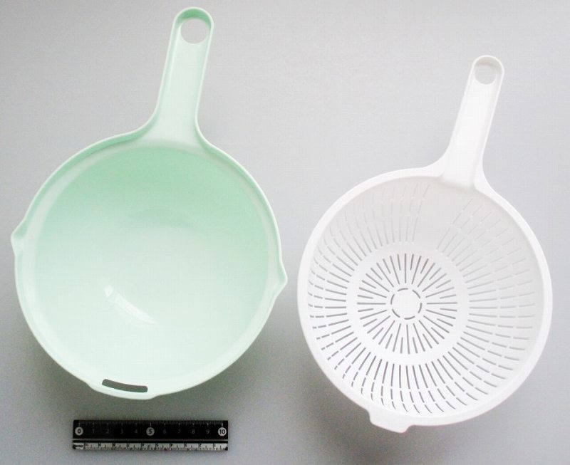 CanDo colander bowl set green bowl and white strainer detail