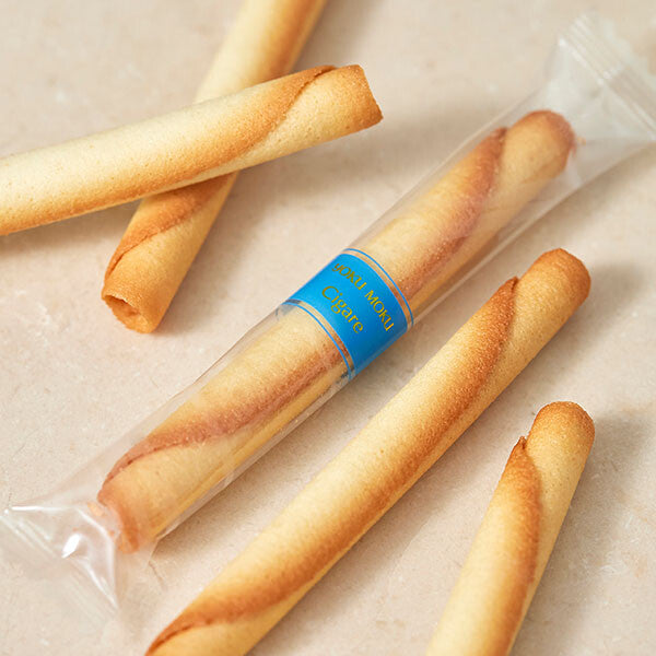 YOKU MOKU Petit Cinq Delices gift tin and cookies