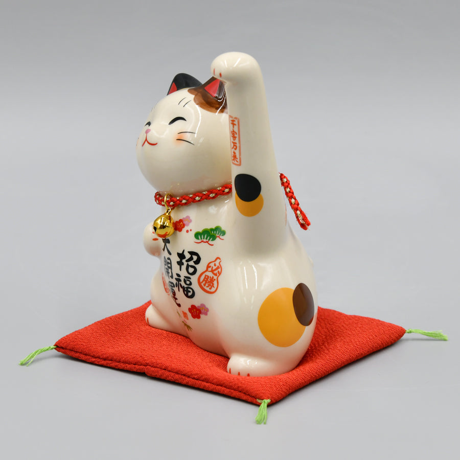 Yakushigama Saie Victory & Good Fortune Maneki Neko lucky cat #7826 side detail