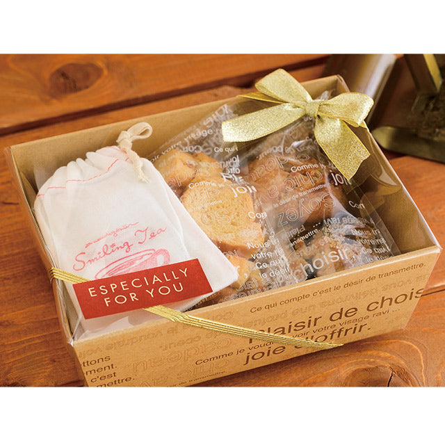 HEADS gold elastic ribbon gift wrapping example