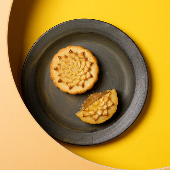 Sunnyhills 2 pineapple mooncakes (with cloth bag)
