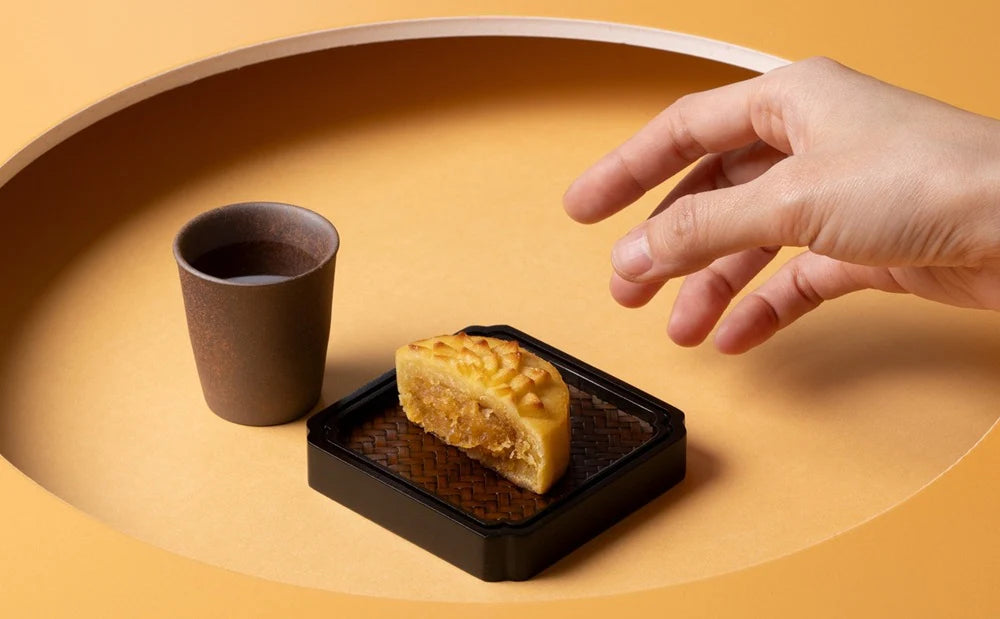 Sunnyhills 2 pineapple mooncakes (with cloth bag)