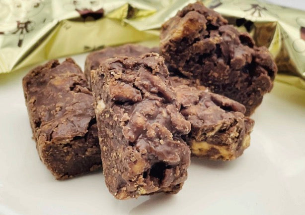 Individually wrapped 8-piece pack of millet crispy chocolate biscuits (strawberry)