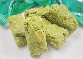 Individually wrapped 8-piece pack of millet crispy chocolate biscuits (strawberry)