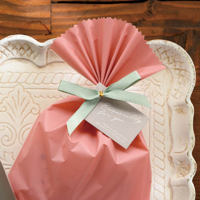 HEADS green wire gift tie packaging example