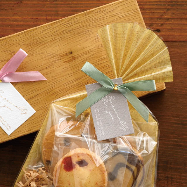 Green ribbon wire gift tie presentation