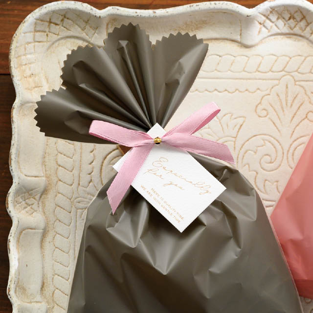 HEADS pink wire gift tie packaging example