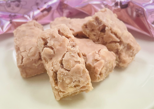 Individually wrapped 8-piece pack of millet crispy chocolate biscuits (strawberry)